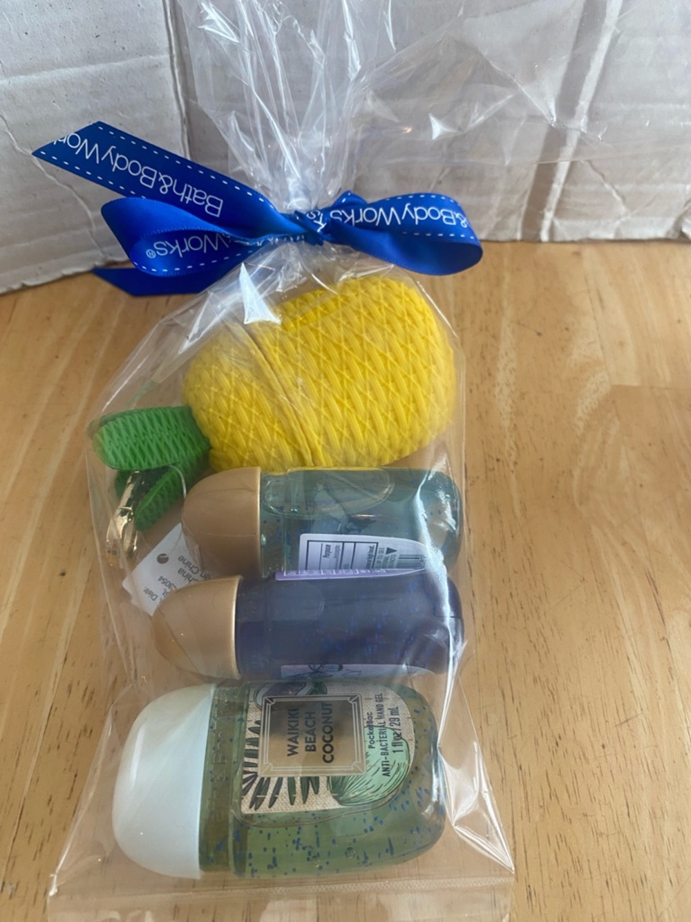 Bath & Body Works set 5 - Pineapple gel Holder bag charm & 4 hand gels NWT - Picture 5 of 5